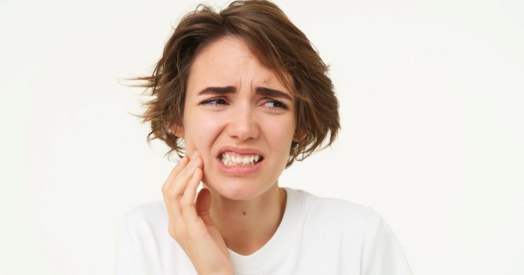 Managing dental pain before seeing an emergency dentist