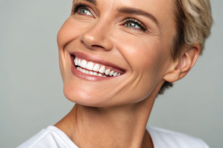 a photo showing how dental veneers give you a beautiful smile 